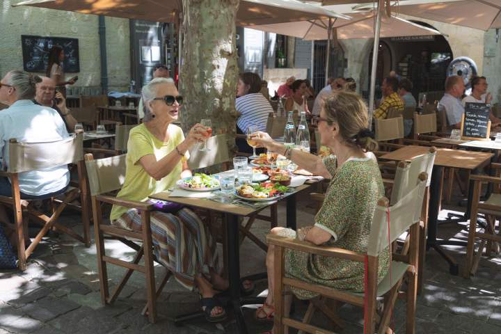 Dégustez nos plats sous les platanes.